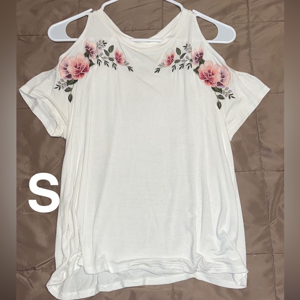 Open shoulder floral T-shirt